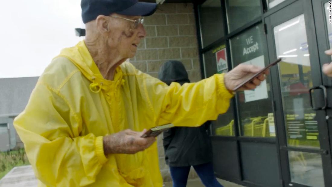 This 94-year-old hands out chocolate bars to strangers. And people love it