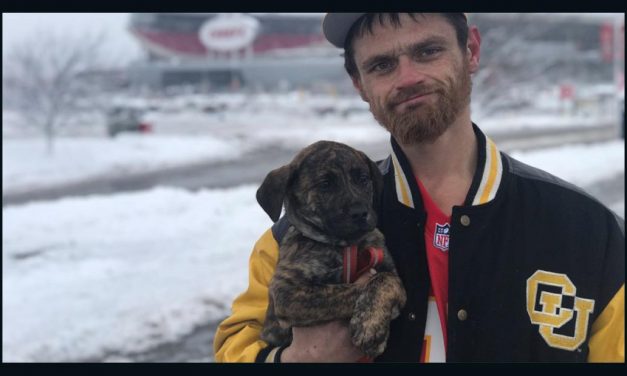 Homeless man helps Chiefs player make it to playoff game