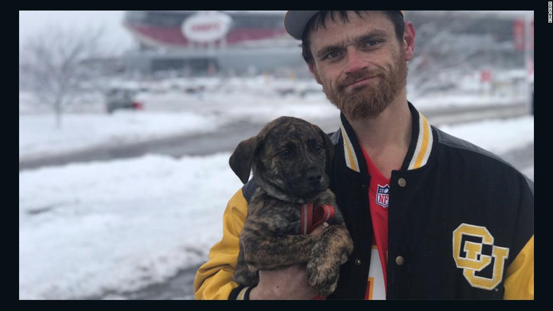 Homeless man helps Chiefs player make it to playoff game